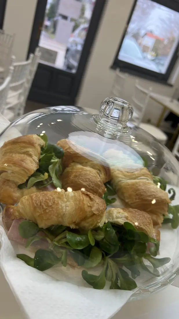 Friss croissant a Mindenem Café pultján