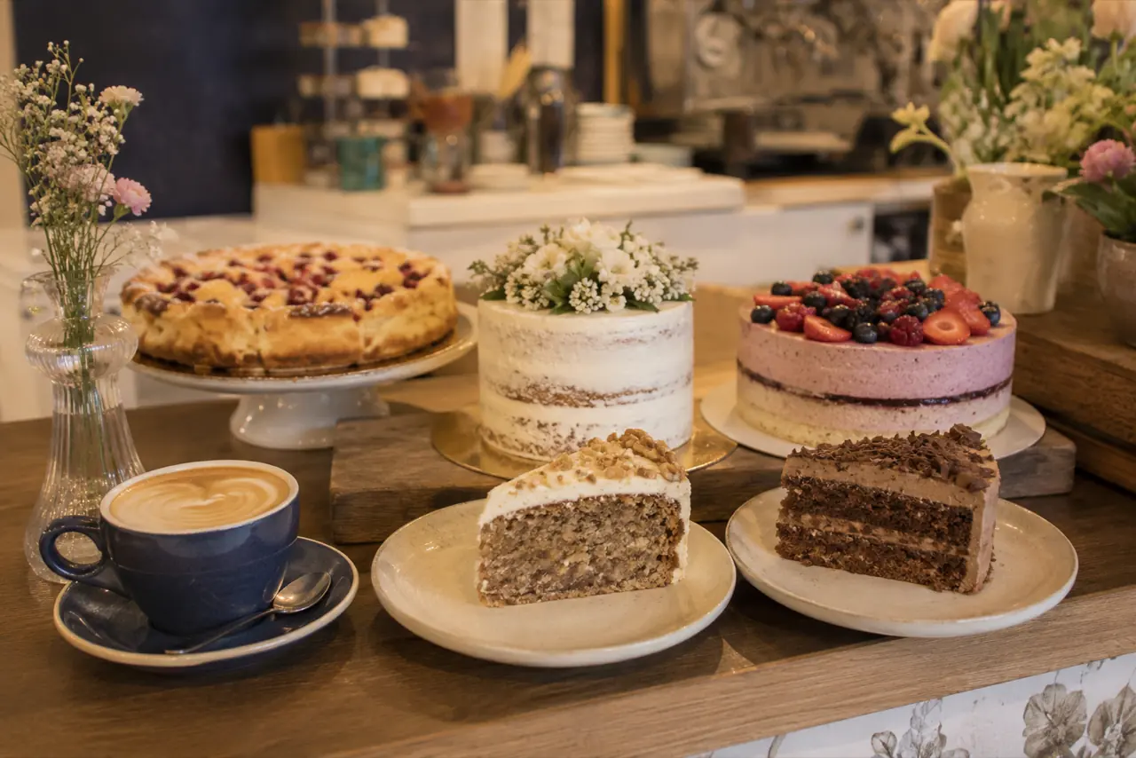 Házi sütemények a Mindenem Café vitrinjében